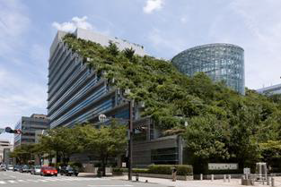 ساختمان سبز بنیاد آکروس فوکوئوکا – ژاپن